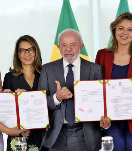 Lula sanciona leis para fortalecer combate à violência contra mulheres