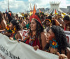  Em marcha, indígenas revelam orgulho de erguer faixas e bandeiras