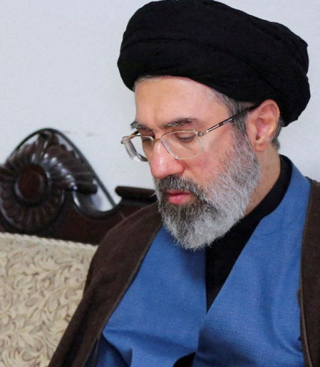 Khamenei reforça que Estreito de Ormuz terá novas regras para passagem