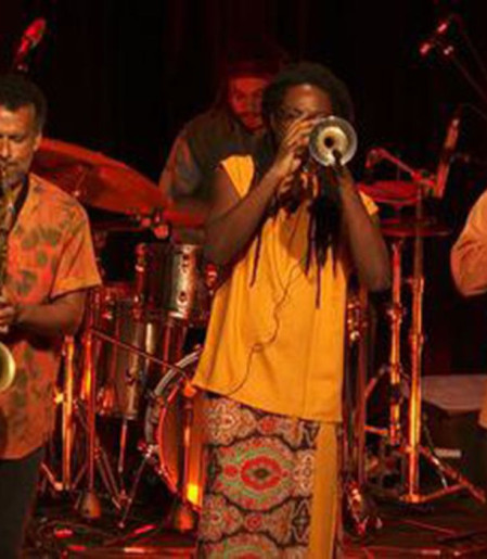 Cena Musical exibe show que celebra dez anos da banda Afrojazz