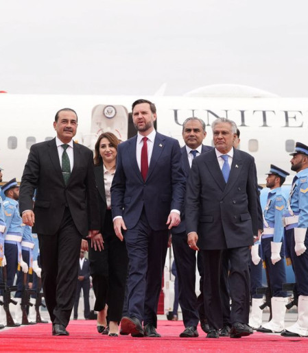 Sem acordo de paz entre EUA e Irã, Trump promete fechar Ormuz