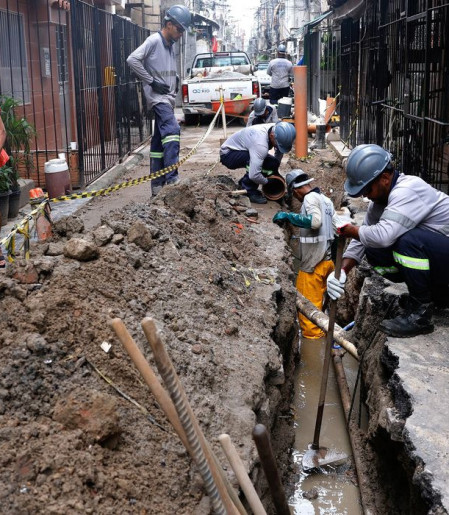Maré recebe obras de esgoto, mas drenagem e lixo e seguem como desafio