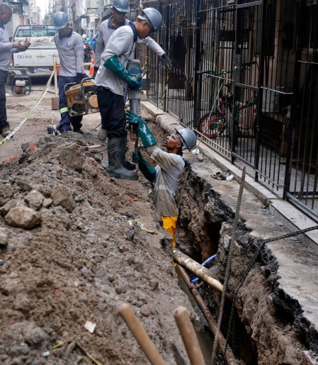 Professora alerta para endividamento com taxa de água e esgoto na Maré