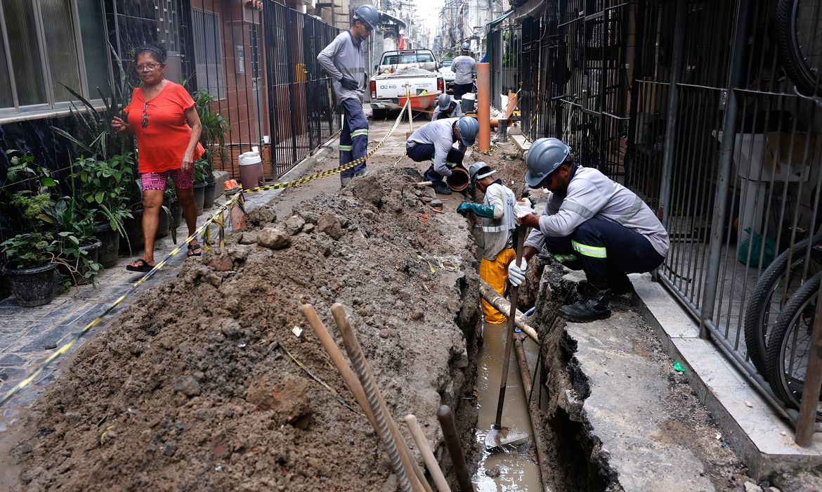 Maré recebe obras de esgoto, mas drenagem e lixo e seguem como desafio