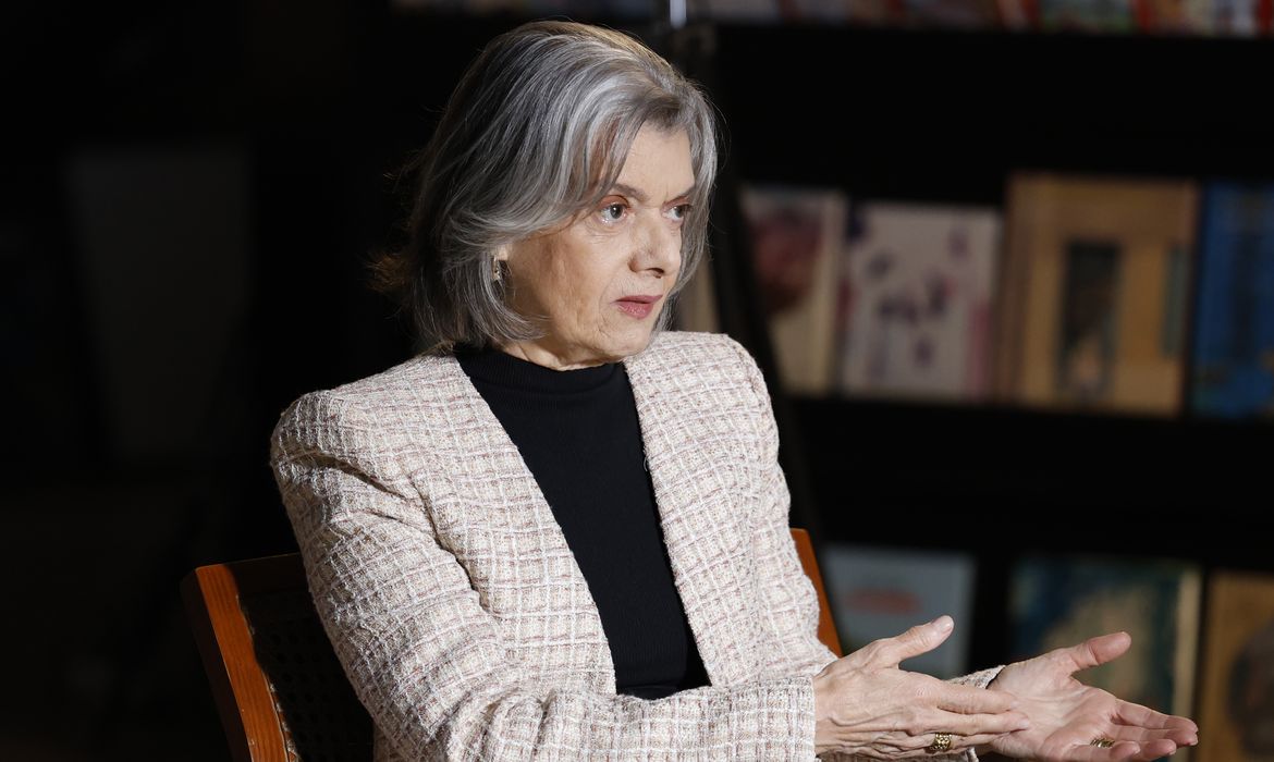 Cármen Lúcia diz que é aconselhada a deixar STF por ataques machistas 