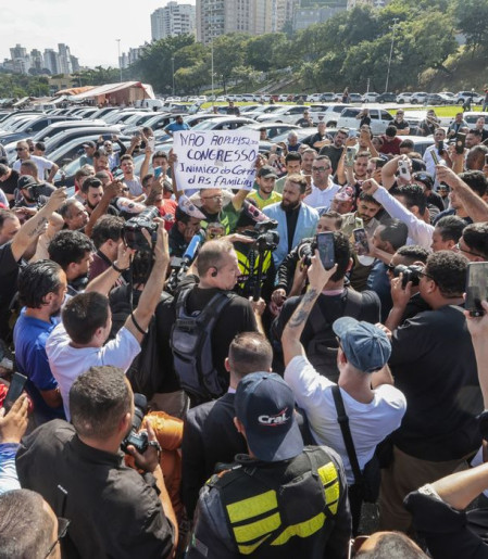 Motoristas protestam contra regulamentação do serviço por aplicativo