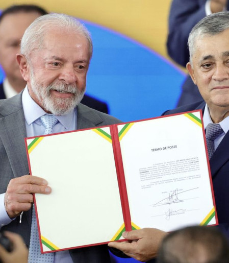 José Guimarães assume ministério e fala em "derrotar o fascismo"