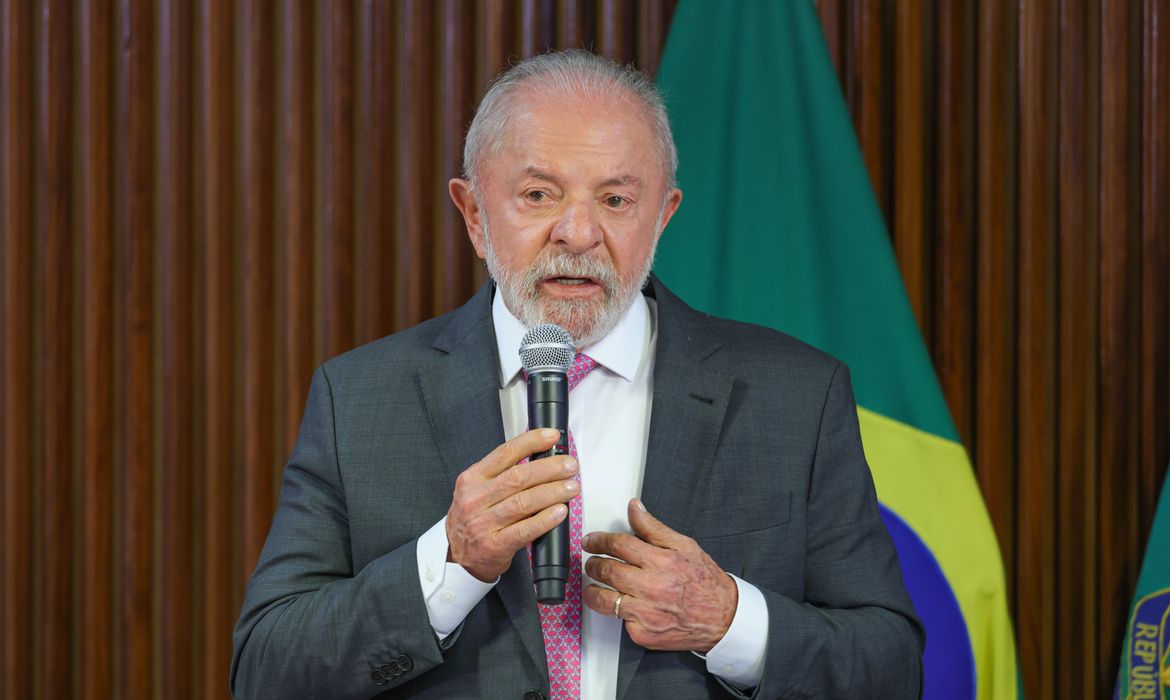 Lula diz que país não precisa de escola cívico-militar na educação