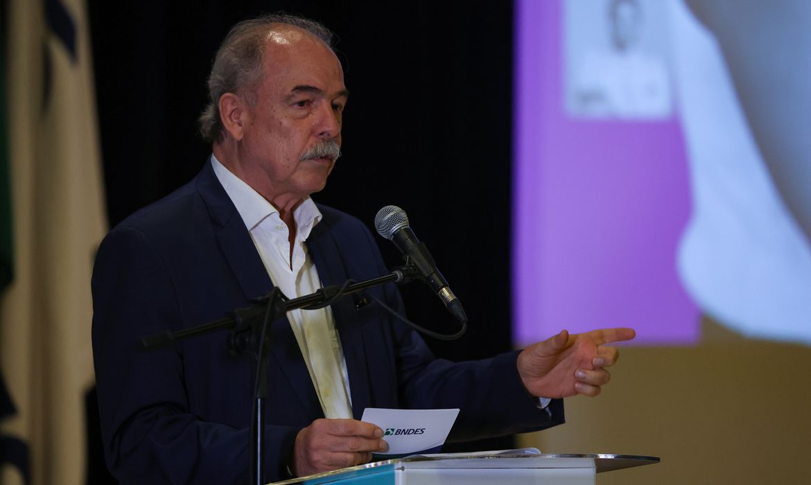 Na Mesa com Datena recebe o presidente do BNDES, Aloizio Mercadante