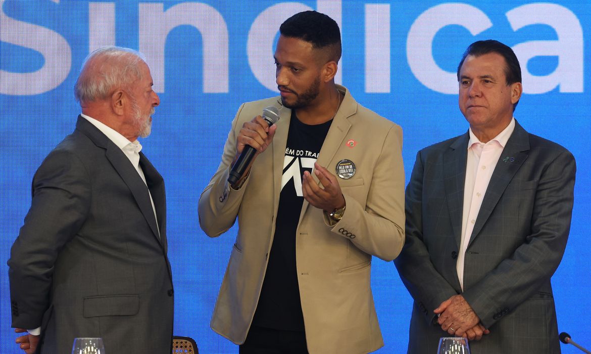 Lula pede mobilização a centrais sindicais para fim da escala 6x1