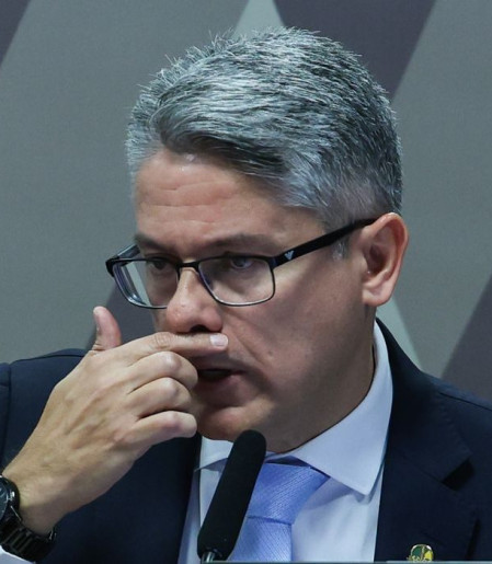 Mendes pede à PGR investigação contra senador Alessandro Vieira