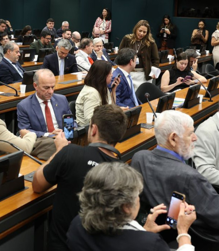 Pedido de vista adia votação da PEC do fim da 6x1 na CCJ da Câmara