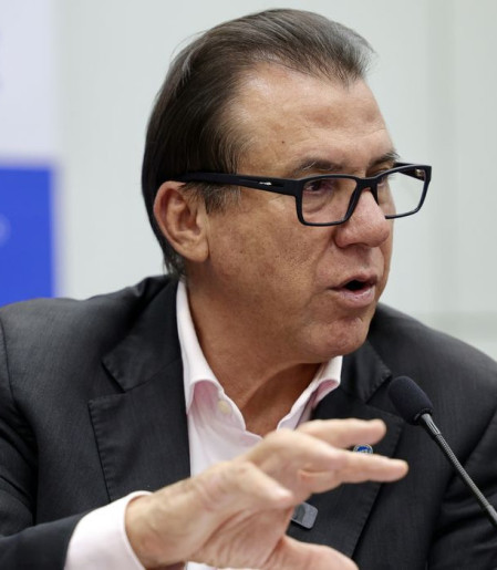 PECs da escala 6x1 não competem com proposta do governo, diz Marinho