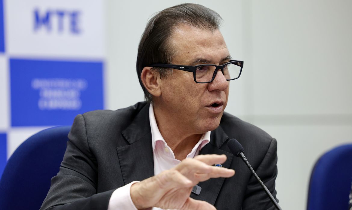 PECs da escala 6x1 não competem com proposta do governo, diz Marinho