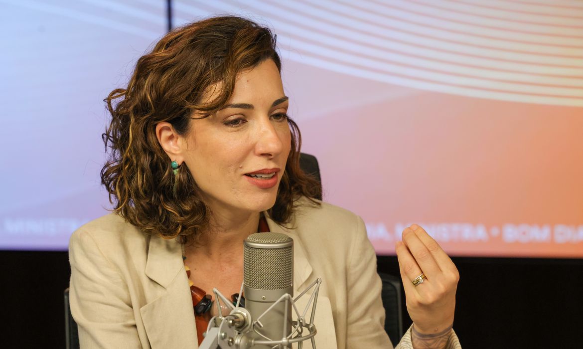 Mulheres agregam diversidade na mesa do trabalhador, diz ministra