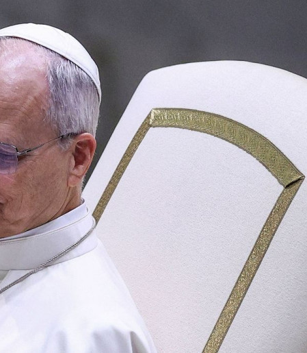 Papa Leão XIV critica mundo "devastado por tiranos"