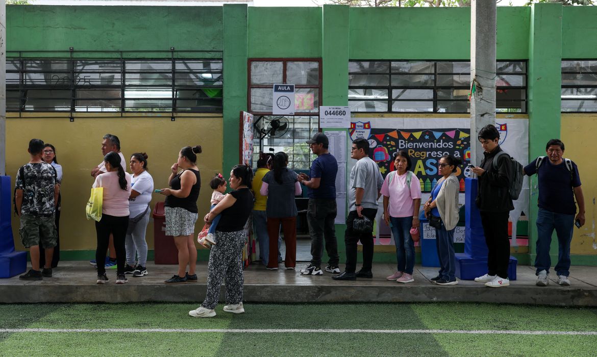 Peru: ultraconservador e esquerda disputam voto a voto para 2º turno