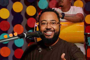 Cantor e compositor se apresenta na Feijoada de São Jorge