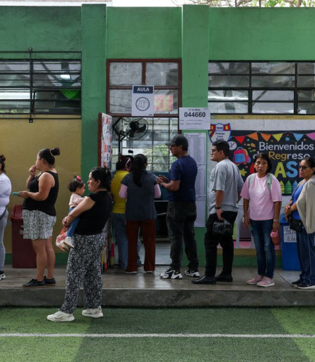 Peru: ultraconservador e esquerda disputam voto a voto para 2º turno