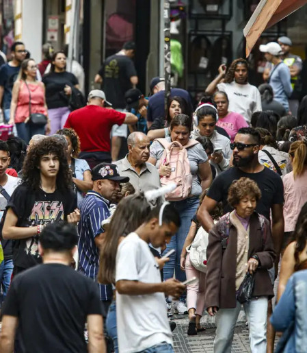 População no Brasil cresce em ritmo menor e está envelhecendo