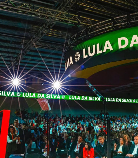 Lula fala para milhares na Espanha e pede coerência dos progressistas 