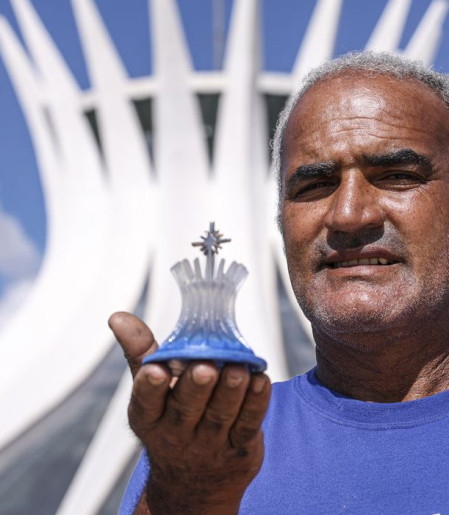 Com miniaturas, artesãos dão novo sentido à Brasília dos monumentos