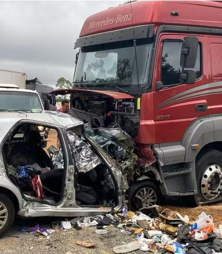 Seis pessoas da mesma família morrem em acidente na BR-251 em MG