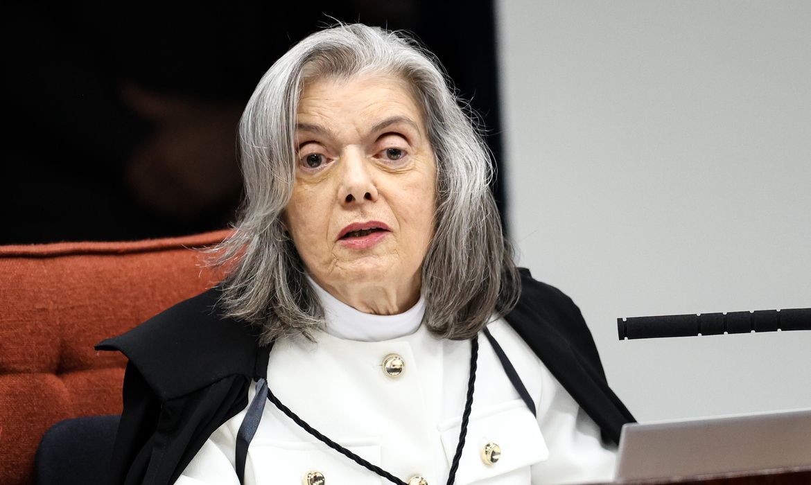 Carmen Lúcia vota para condenar Eduardo Bolsonaro por difamação