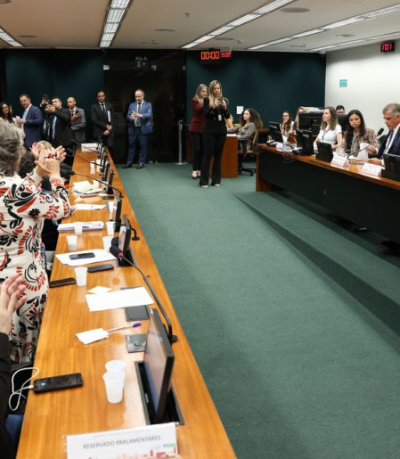 CCJ aprova admissibilidade de propostas que acabam com escala 6x1