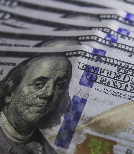 Ibovespa cai e dólar fecha estável em dia de tensão externa