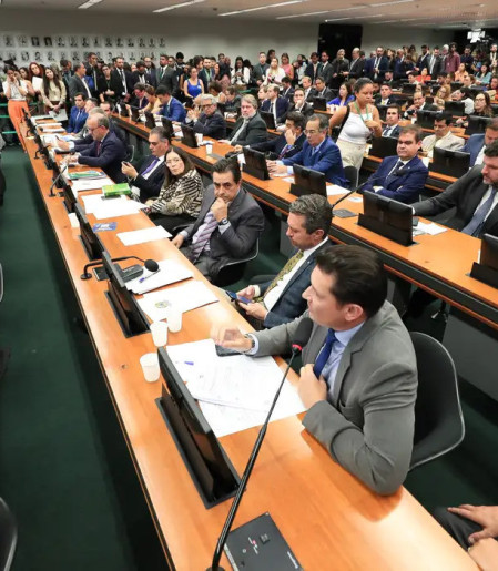 CCJ da Câmara retoma análise do fim da escala 6x1 nesta quarta