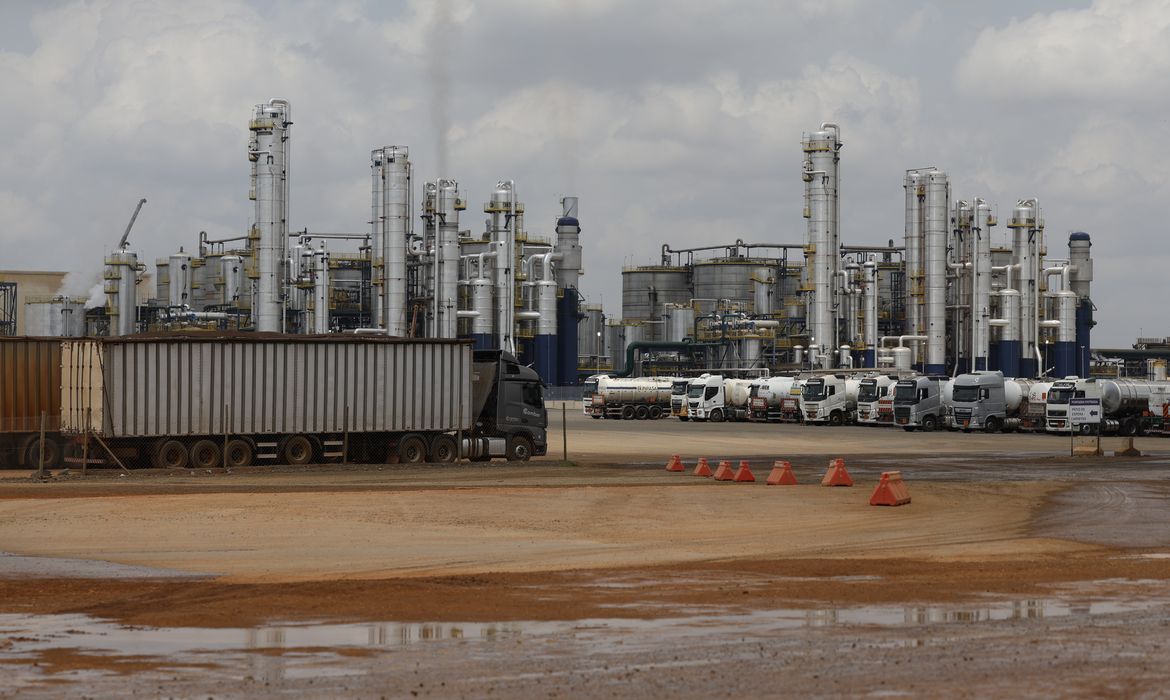 Conferência na Colômbia discute menor uso de combustíveis fósseis