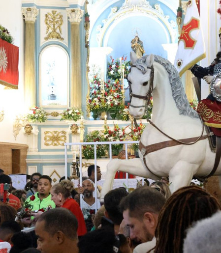 Fiéis se concentram no centro do Rio para celebrar dia de São Jorge
