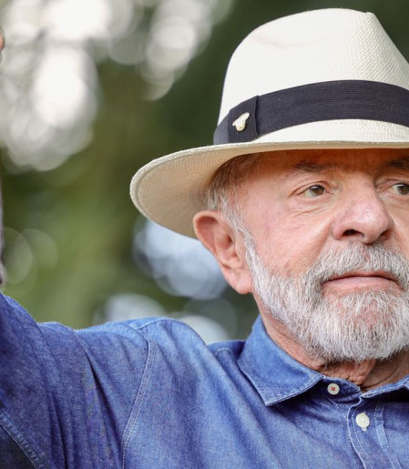 Lula vai a SP para tirar excesso de pele na cabeça e tratar tendinite