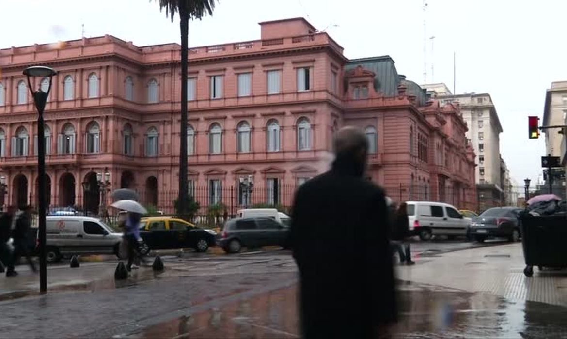 Milei proíbe acesso de jornalistas à Casa Rosada: ataque à imprensa