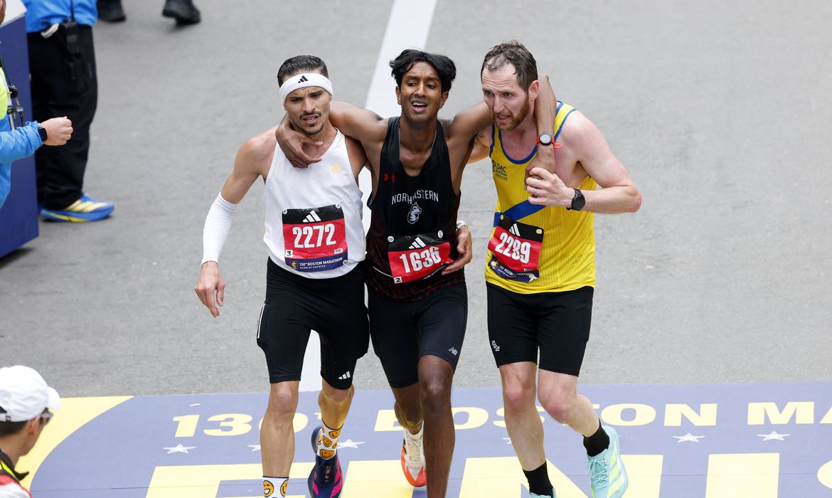 Brasileiro vira manchete por ato de empatia na Maratona de Boston