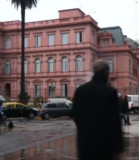 Milei proíbe acesso de jornalistas à Casa Rosada: ataque à imprensa
