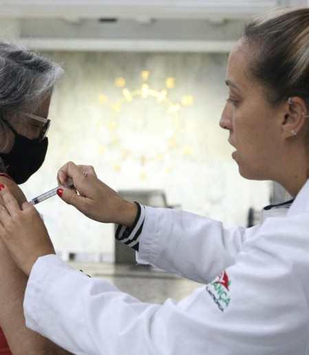 Butantan busca voluntários para teste de vacina da gripe para idosos