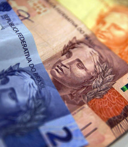 Aposentados e pensionistas do INSS começam a receber 13º nesta sexta