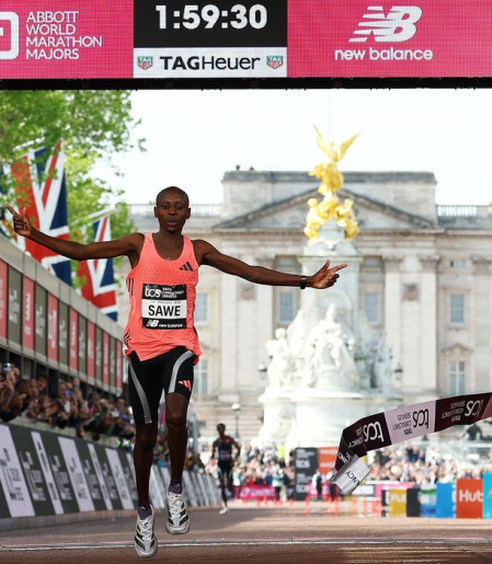 Queniano se torna primeiro atleta a correr maratona abaixo de 2 horas