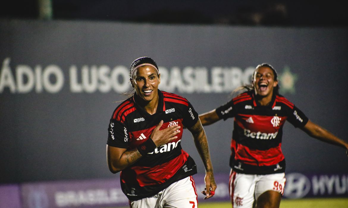 Flamengo derrota Vitória e fica perto de líderes no BR Feminino