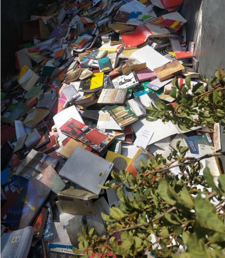 Prefeitura de Osasco joga no lixo livros de biblioteca municipal