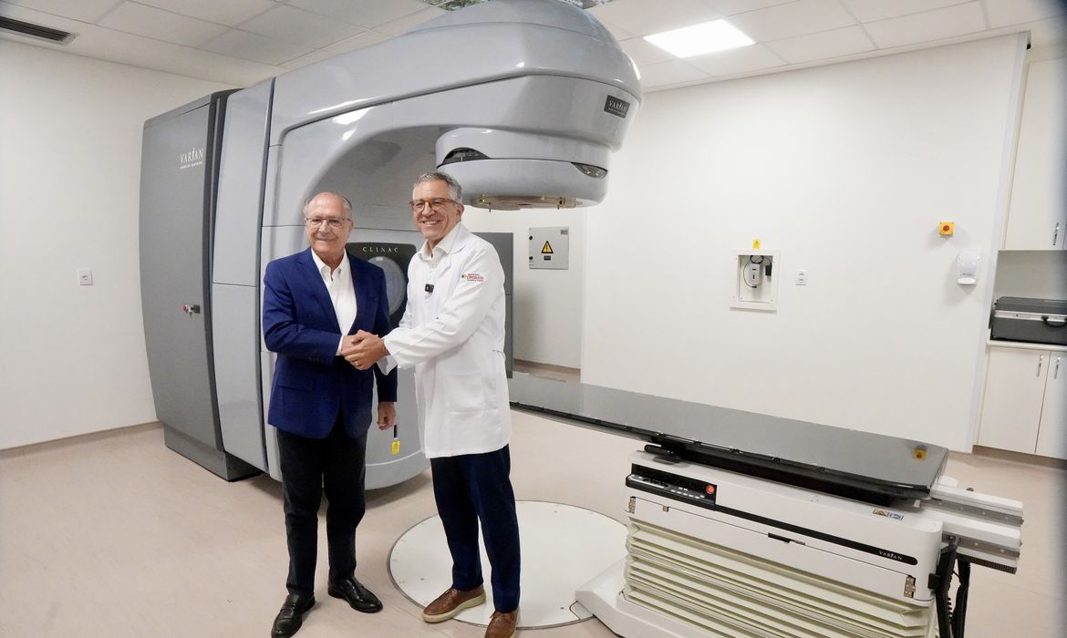 Governo entrega aceleradores lineares para radioterapia para 5 estados