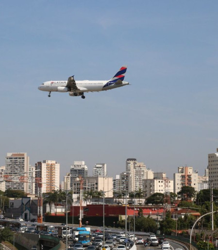 Cade investiga possível alinhamento de preços entre Latam e Gol
