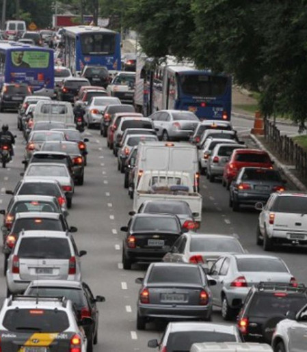 Gasolina e alimentos pressionam, e prévia da inflação sobe para 0,89%