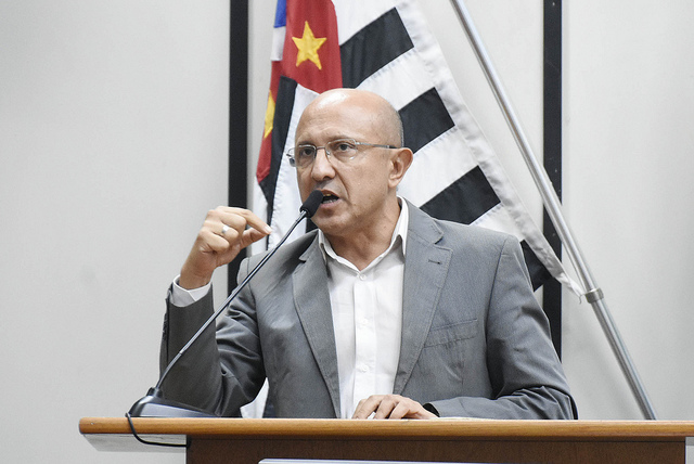 Papa na tribuna da Câmara de Ribeirão: investigado