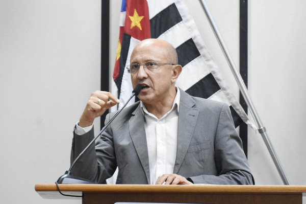 Papa na tribuna da Câmara de Ribeirão: investigado