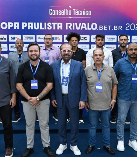 Dirigentes dos clubes participantes posam para foto na sede da Federação Paulista