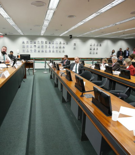 Conselho de Ética adia análise contra deputados por quebra de decoro