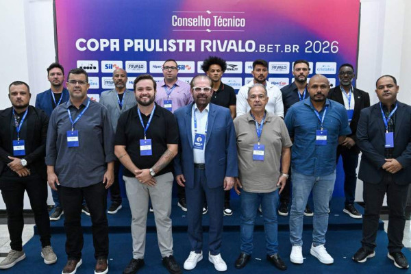 Dirigentes dos clubes participantes posam para foto na sede da Federação Paulista